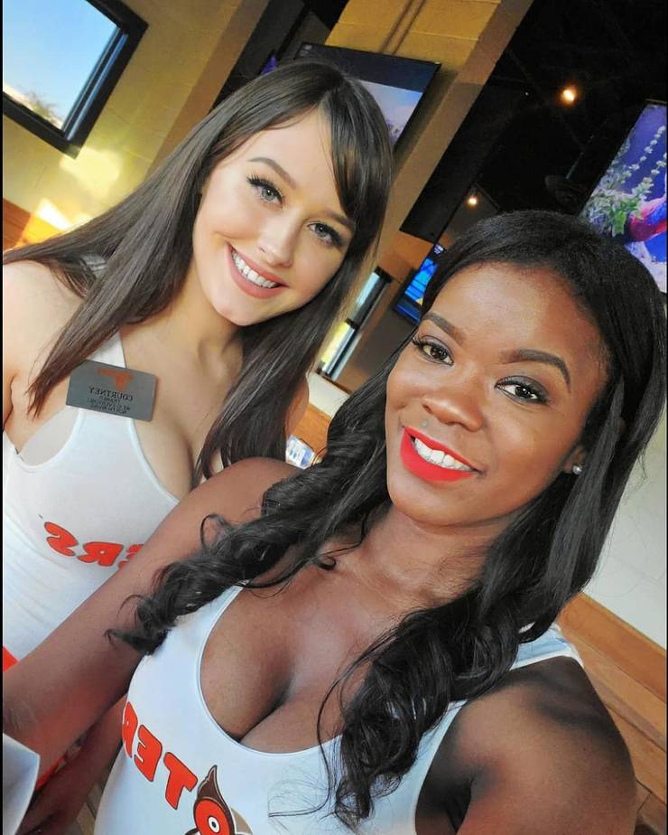 how much does a hooters waitress make a day