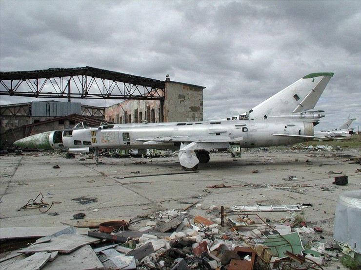 Avion abandonné dans un vieil aéroport