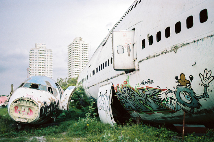 Avion avec graffiti