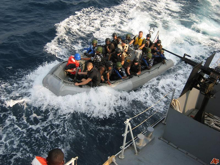 moderne piraten vallen cruiseschip aan